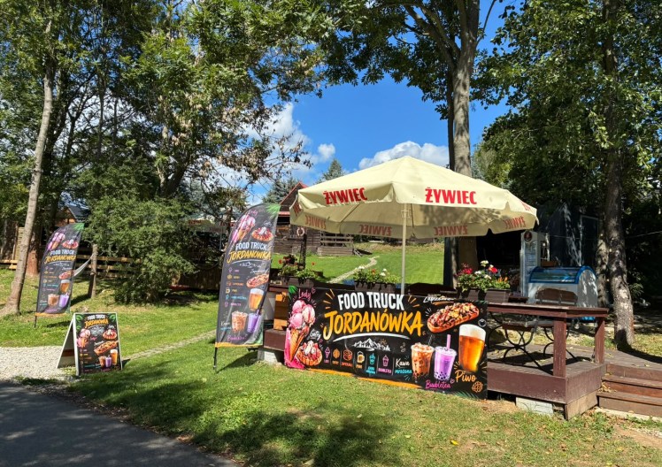 Seasonal dining by the lake